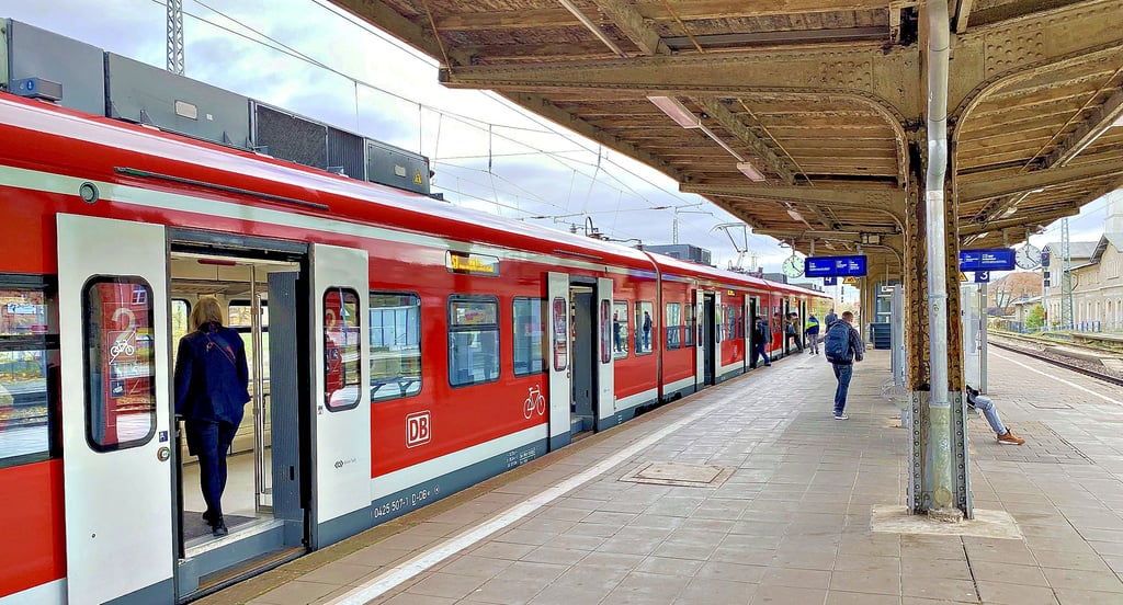 Der Bahnhof Schönebeck dient  Pendlern, um nach Magdeburg oder Halle zu fahren. 
