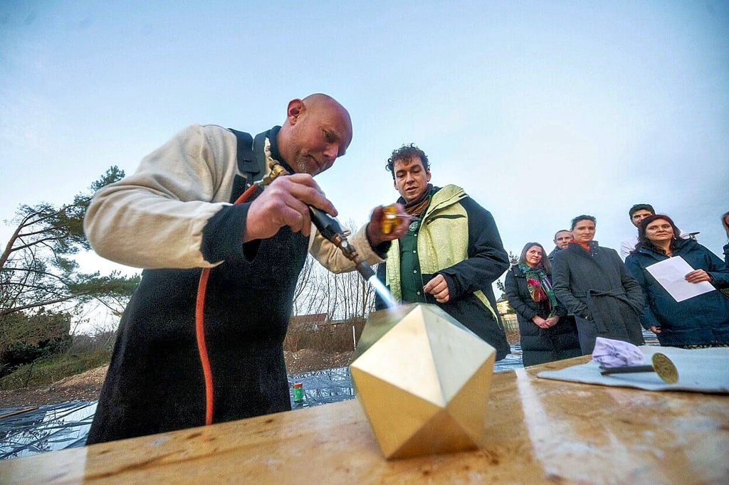 Die Zeitkapsel wird verschlossen.