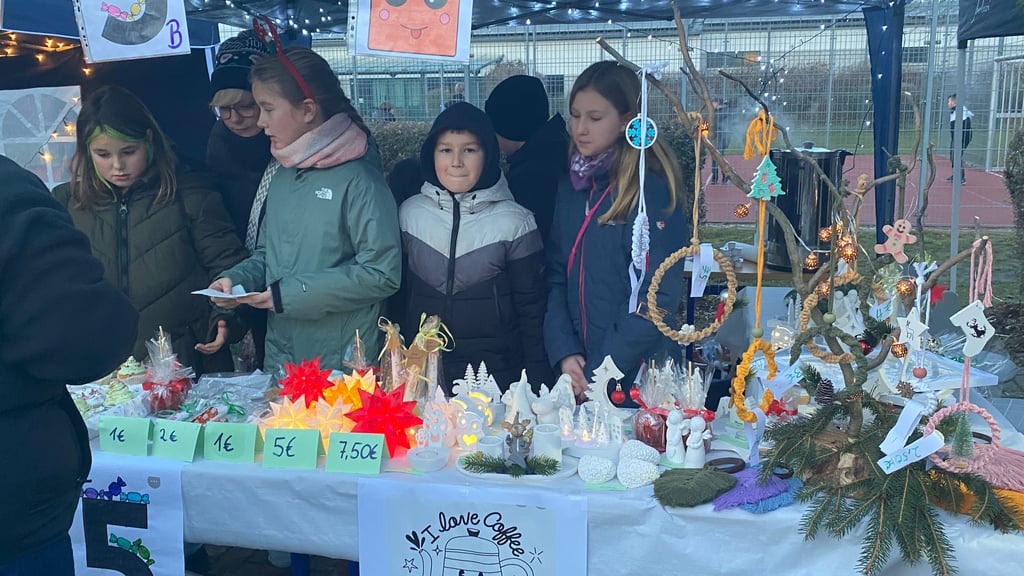 Am Stand der 5b gibt es nicht nur Naschereien, sondern auch weihnachtliches Kunsthandwerk.