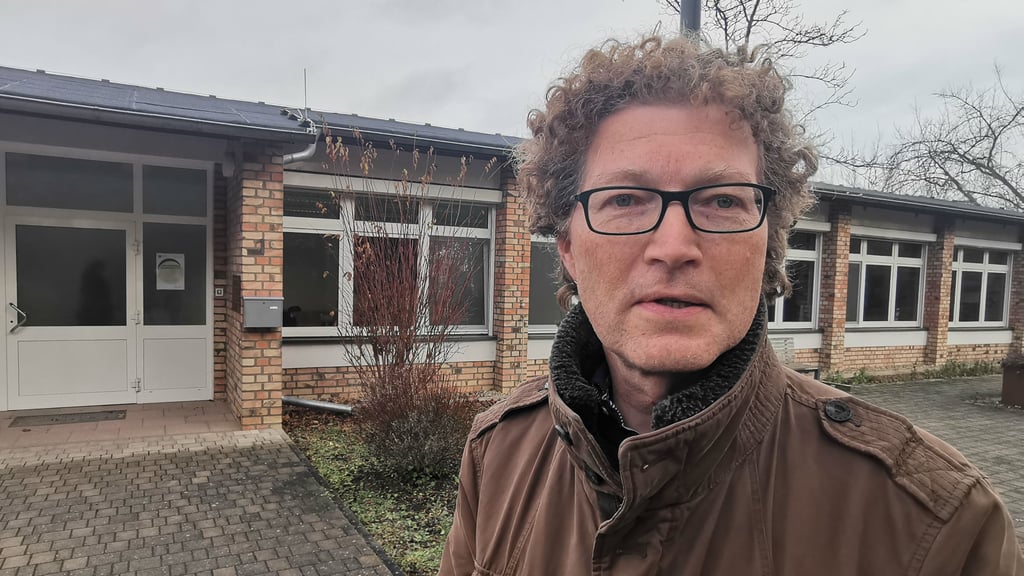 Zu klein, zu alt und zu kalt: Gero Fedtke denkt an einen Neubau des Gedenkstättengebäudes in Langenstein. 