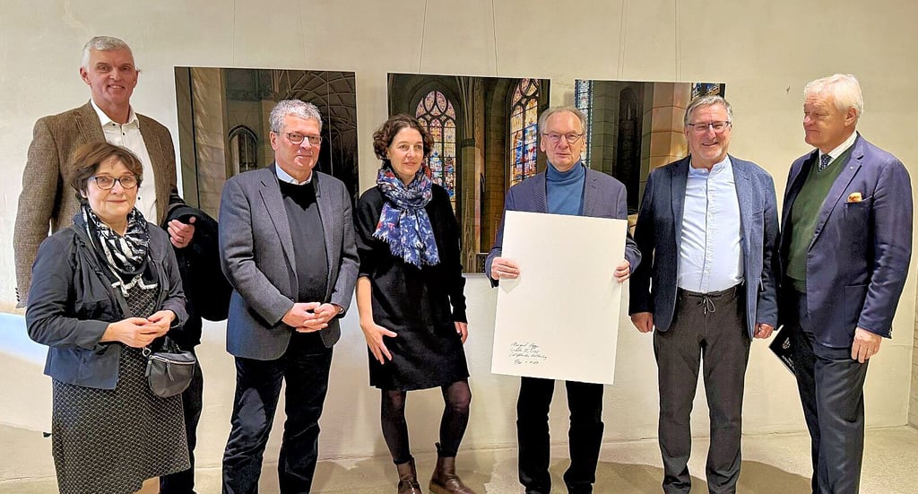 Einige der Spender und in der Mitte die Künstlerin: Hanna Kasparick,  Jörg Ellermann, Jörg Sandau, Margret Hoppe,  Reiner Haseloff, Christian Beuchel, Christhard-Georg Neubert (von links) 