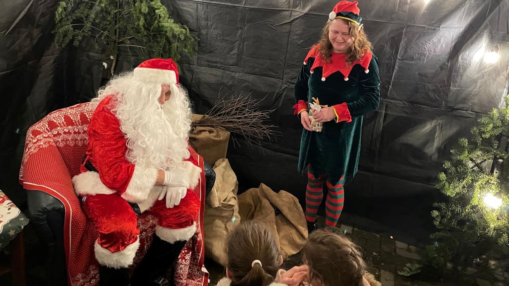 Mit seinen Geschenken sorgt der Weihnachtsmann für strahlende Kinderaugen.