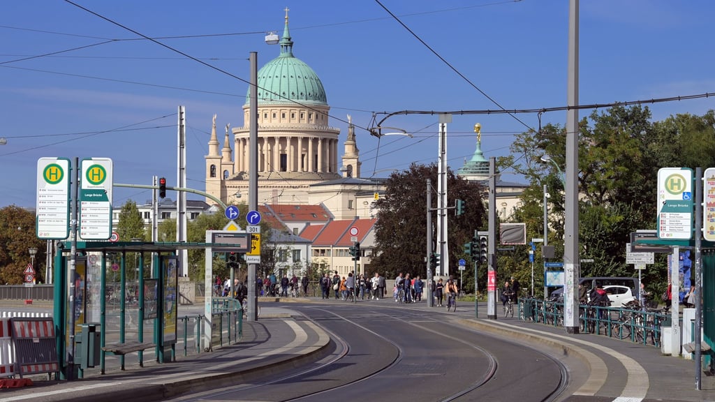 Die Klimakleber sollen sich auf der Langen Brücke festgeklebt haben. (Symbolbild)