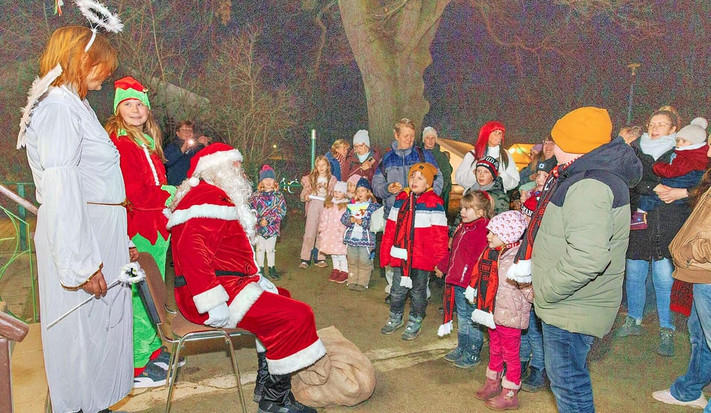 Bevor die Bescherung begann, stimmte der Weihnachtsmann mit seinem Gefolge mit den Kindern in ein Weihnachtslied ein. 