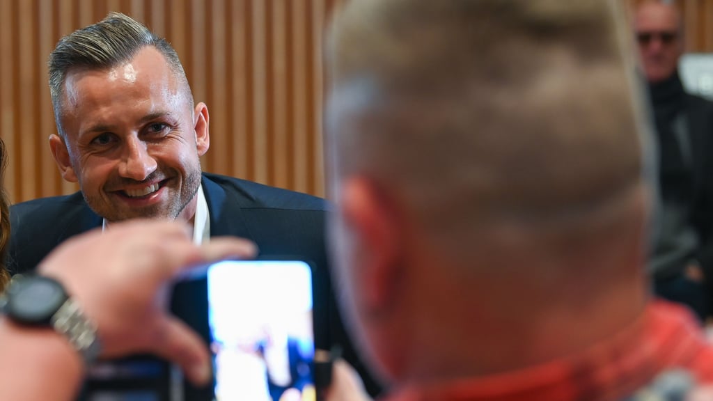 Ulrich Siegmund, AfD-Spitzenkandidat in Sachsen-Anhalt, mit einem Anhänger.