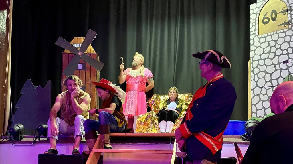 Norman Klawitter (l.) spielt „Damm“, Luca Lübeck ist der gestiefelte Kater, Marcel Suckel kämmt seinen Bart als Prinzessin, Jörg Hebeker ist der Kutscher und gleichzeitig das Pferd. Gabi Schütte lässt es sich in ihrem Thron als König gut gehen. 