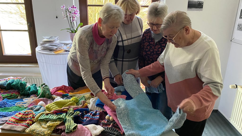 Prüfender Blick vor der Spende: Die Kreativdamen aus Genthin mit ihren Strickwaren.