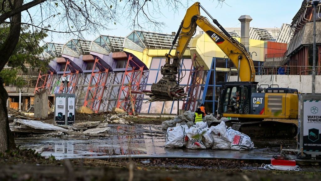 Ende November gab es bereits erste Baggerarbeiten auf dem Gelände rund um das Sport- und Erholungszentrum (SEZ) in Friedrichshain. (Archivbild)