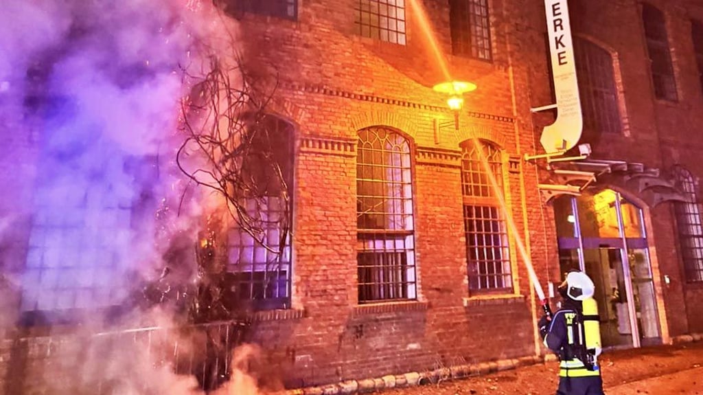 Als die Feuerwehr Aschersleben am Brandort eintraf, hat die Rankenpflanze an der Fassade der Stadtwerke in voller Ausdehnung gebrannt.