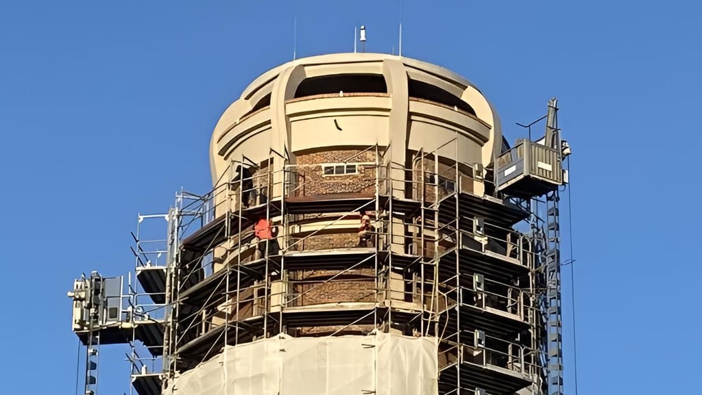 Der Genthiner Wasserturm zeigt sich hinter der Hülle. 