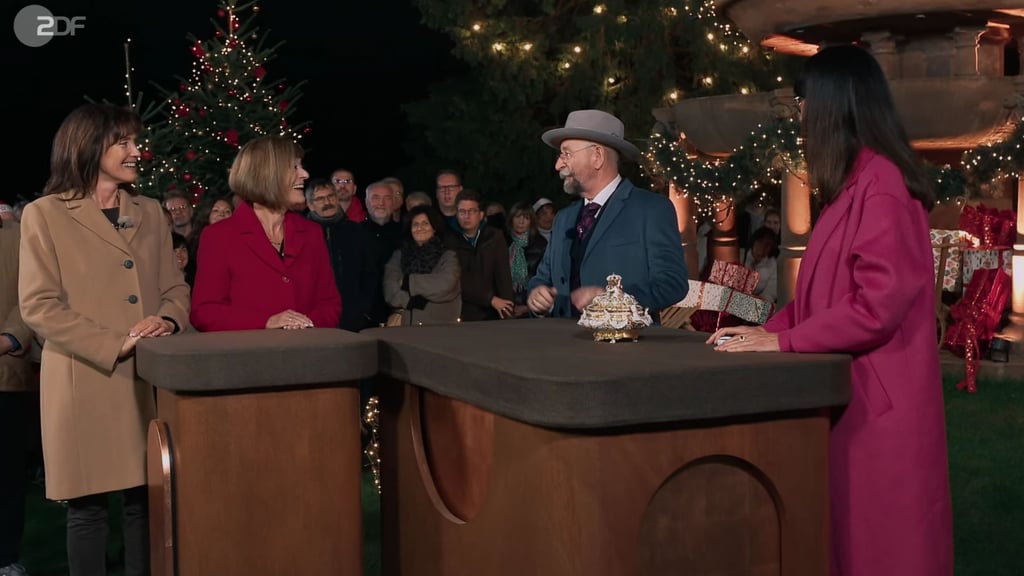 Heidelinde Strobel aus Essen (Zweite von links) und ihre Freundin Beate Bockem brachten zu "Bares für Rares" ein besonderes Porzellanstück mit.