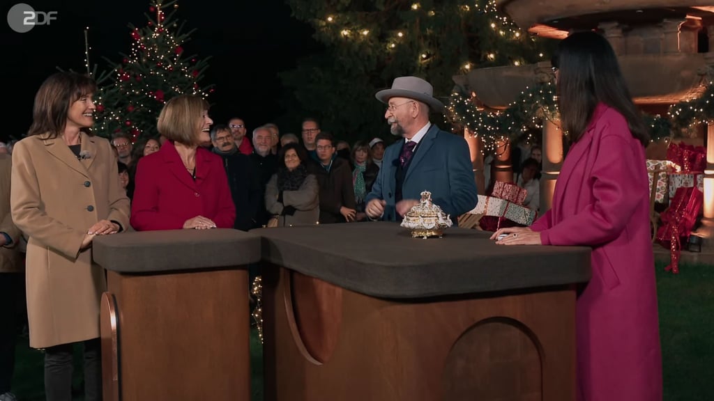Heidelinde Strobel aus Essen (Zweite von links) und ihre Freundin Beate Bockem brachten zu "Bares für Rares" ein besonderes Porzellanstück mit.
