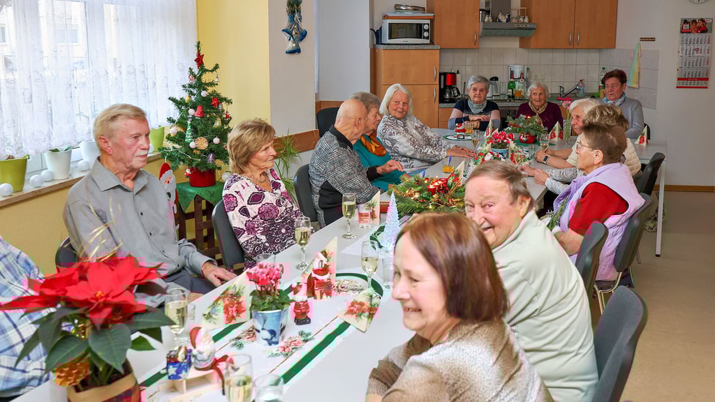 Vorweihnachtlicher  Seniorentreff im Rahmen des „Service-Wohnens“ des DRK am Lutherplatz: Trotz der  guten Stimmung  herrscht unter den Anwesenden teils auch Missmut wegen des bevorstehenden Wechsels des Betreuungsdienstleisters.