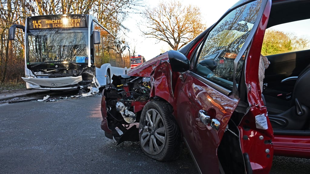 Zu einem Glätteunfall ist es am Montagmorgen am Ortseingang Gatersleben gekommen. Ein Pkw Citroën ist mit einem Bus kollidiert.