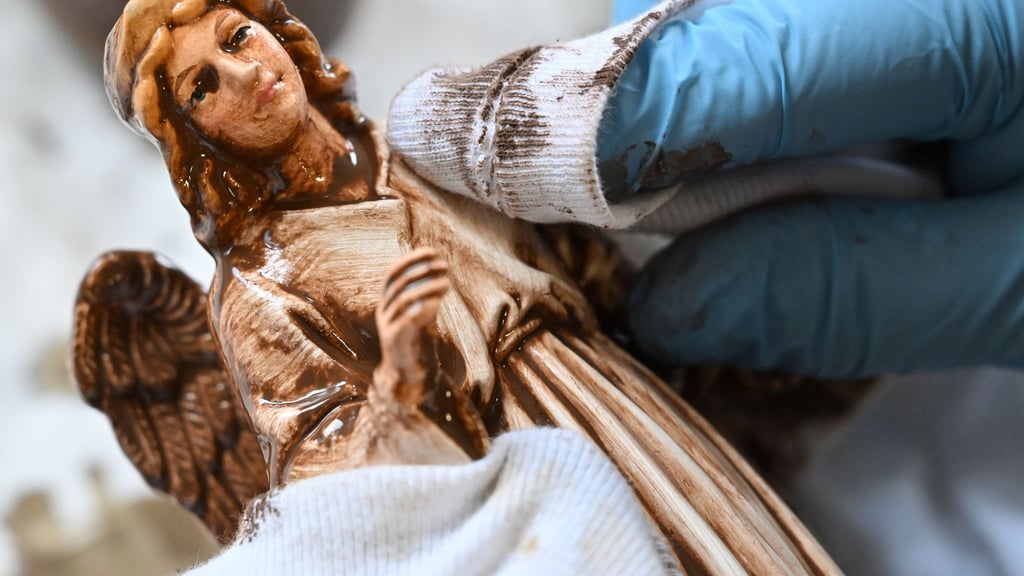 Einer Figur aus Papiermaché wird in der Marolin Manufaktur Steinach von Hand die Patina mit weichen Lappen von der Oberfläche gewischt. Das Unternehmen fertigt seit 125 Jahren auf diese Weise Figuren in Handarbeit.