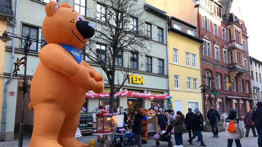 Mit Maskottchen und Glücksrad feierte die neue Tedi-Filiale in der Jüdenstraße am Montag die offizielle Eröffnung.