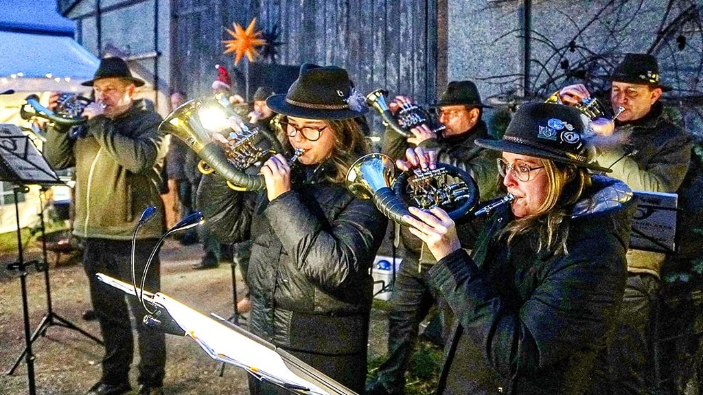 Die Kroppenstedter Jagdhornbläser spielten in Winningen Weihnachtslieder. 