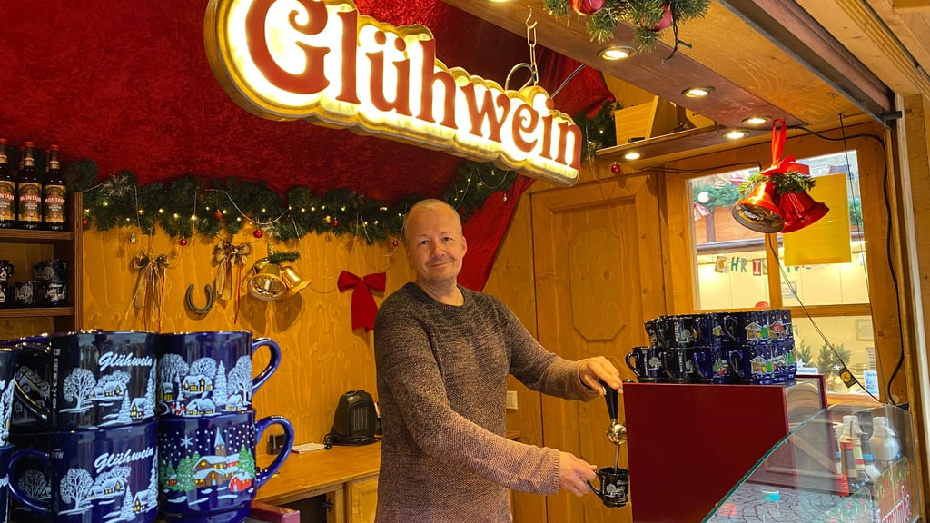 Robert Anton betreibt seit drei Jahren einen Stand auf dem Wernigeröder Weihnachtsmarkt. Für das Dach hat extra einen XXL-Schwibbogen mit einem Motiv der Harz-Stadt anfertigen lassen.