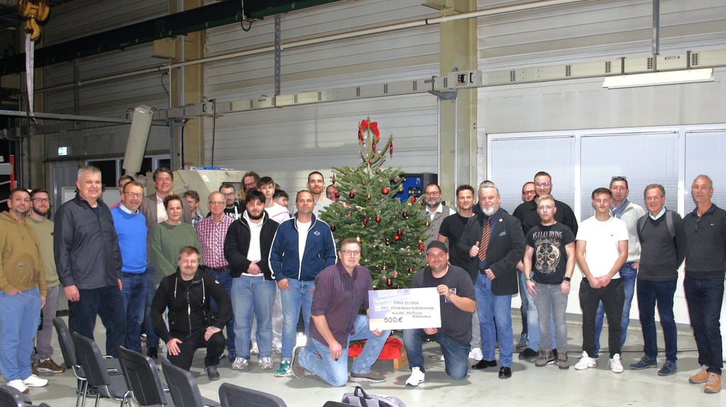 Zur Weihnachtsfeier übergaben die Geschäftsführung und Mitarbeiter den Spendenscheck an Kay Elzner (8. von rechts). 