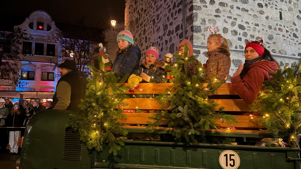 Auf den Wagen fuhren Angehörigen und Freunde mit.