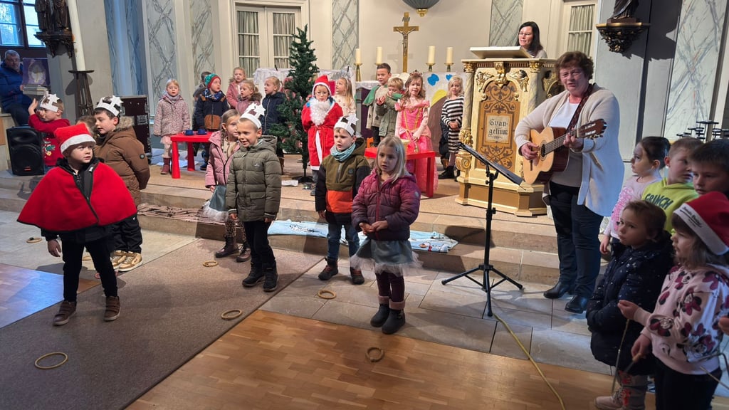 Kinder der Kita „Abenteuerland“ entführen ihr Publikum ins Märchenland. Erzieherin Birgit Adolf selbst steht mit ihrer Gitarre auf der Bühne. 