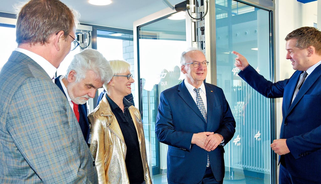Sachdsen-Anhalts Wirtschaftsminister Sven Schulze (r.) zeigt Ministerpräsident Reiner Haseloff (2.v.r.), der Vorstandsvorsitzenden des DLR, Prof. Anke Kaysser-Pyzalla, Wissenschafts- und Umweltminister Armin Willingmann und Landrat Markus Bauer (l.), dass er nicht weit vom Flughafen entfernt aufgewachsen ist. 
