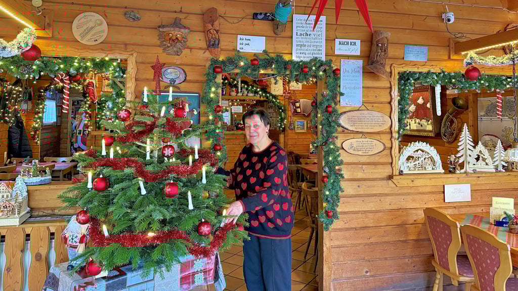 Chefin und Inhaberin Edeltraut Küstenbrück in ihrem weihnachtlich geschmückten „Haus am Wald“ in Zörnigall.