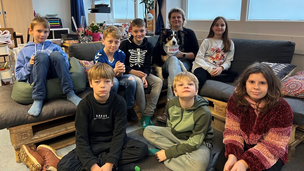 Schulhund Ronja mit ihrem Frauchen Kirsten Haupt und ihrer Schulklasse an der Makarenkoschule in Magdeburg. 