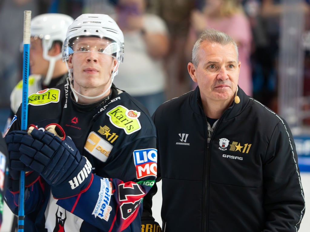 Eisbären-Coach Serge Aubin (r.) freute sich über das gelungene Comeback von Jean-Sébastien Dea gegen Schwenningen. (Archivbild)