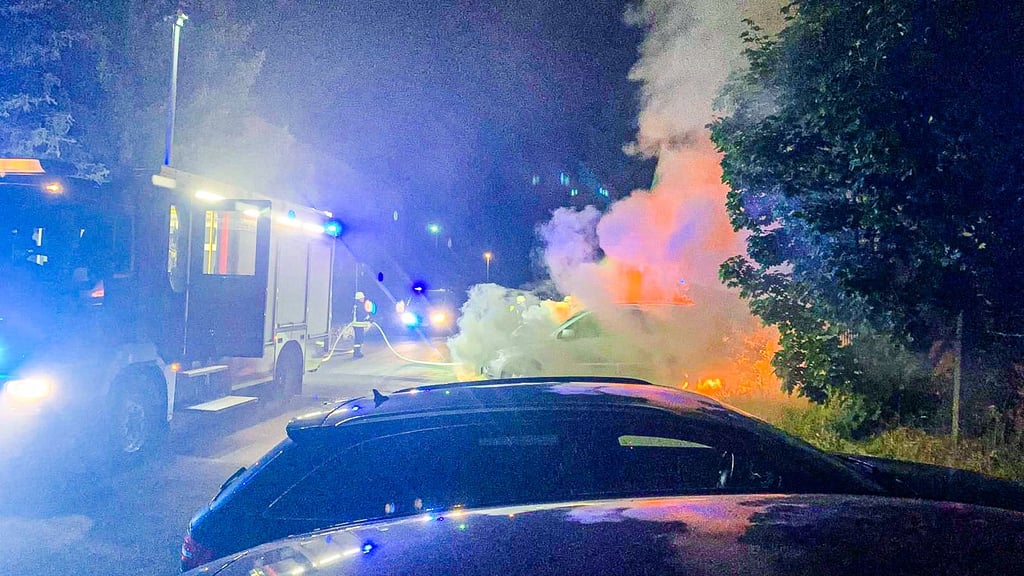 Feuerwehreinsatz in der  Nacht vom 6. auf den 7. Juli in Werben (Elbe). Zwei Autos brannten aus. 