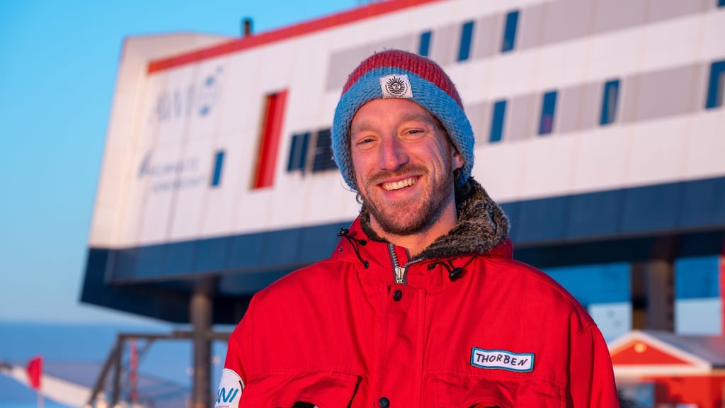 Thorben Koeppen hat seinen Nachfolger in der Küche der Neumayer-Station III eingearbeitet. (Handout)