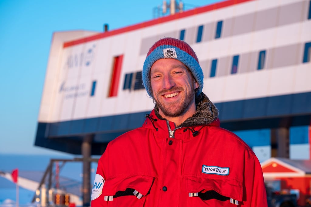 Thorben Koeppen hat seinen Nachfolger in der Küche der Neumayer-Station III eingearbeitet. (Handout)