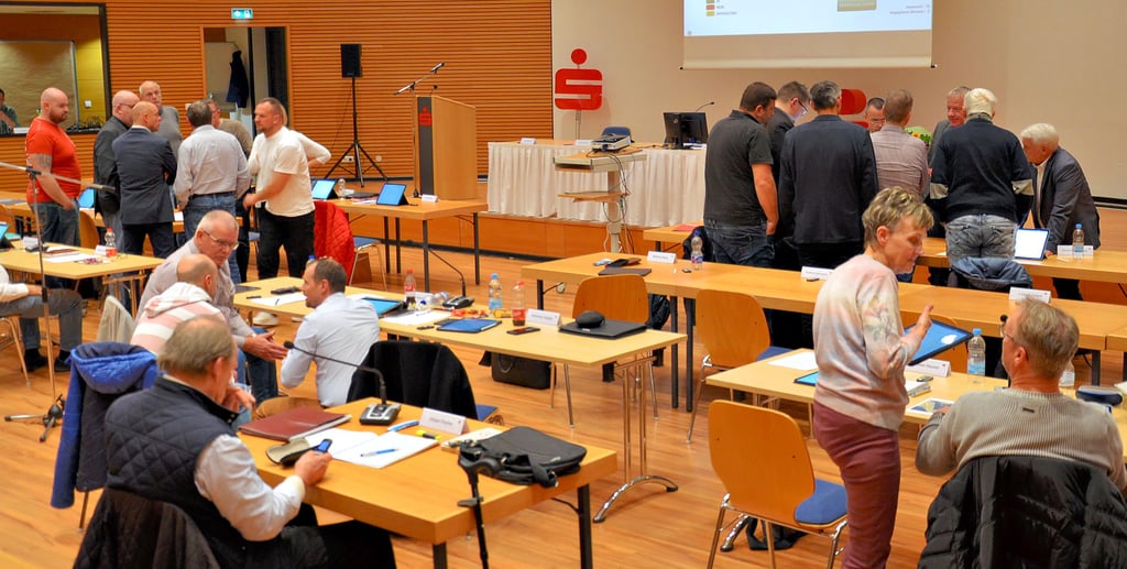 Nach Änderungsantrag der FDP zum Wirtschaftplan des Stadtpflegebetriebs Staßfurt für 2026 wird dem SPD-Antrag auf eine Beratungspause stattgegeben. Hinten links die AfD, rechts die CDU, am Dreier-Tisch die SPD. Der Änderungsantrag kommt geradeso an. Für den gesamten Wirtschaftsplan sind alle 29 Stadträte. Bei Günter Döbbel rechts im Bild hat Angelika Flügel von den Linken Erklärungsbedarf. Allein am Tisch Einzelkämpfer Jürgen Pecher.