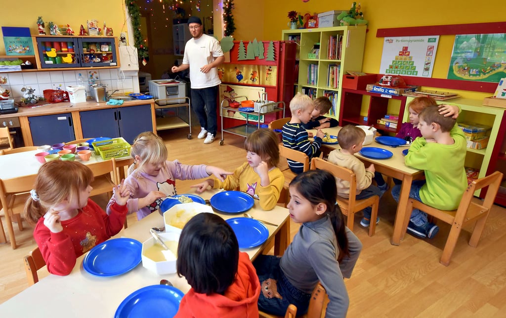 Kinder essen im Kindergarten „Pittiplatsch“ in Aken. Die Stadt plant in den nächsten drei Jahren rund 3,5 Millionen Euro für einen Neubau ein.