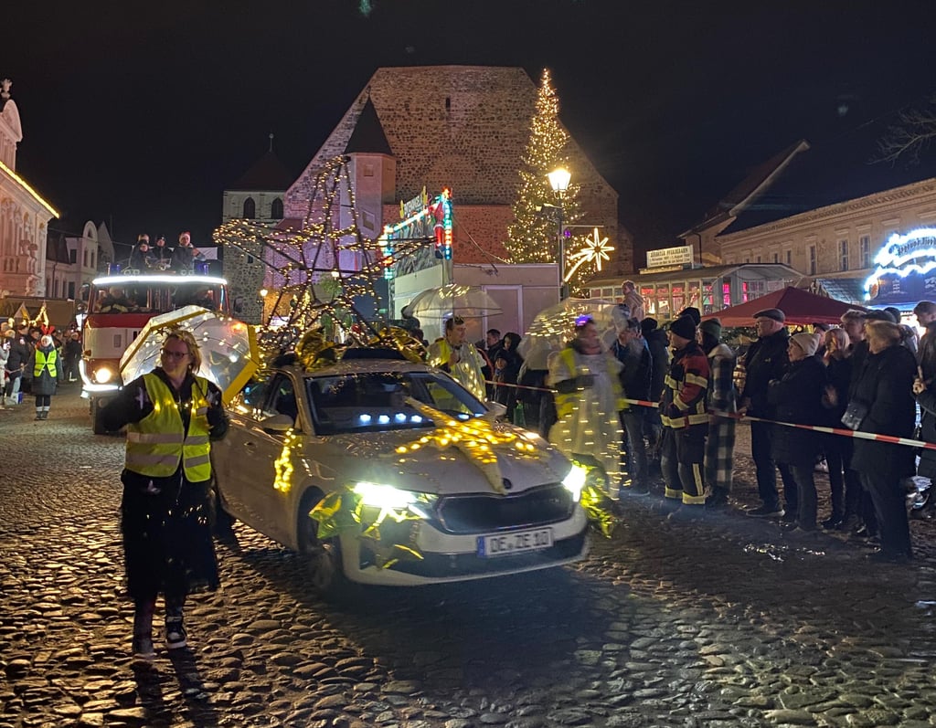 Die Weihanchtsparade wurde auf der Zerbster Schloßfreiheit empfangen.