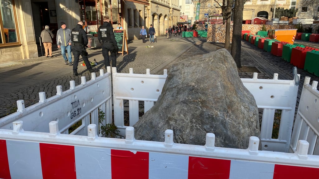 Noch eingezäunt: Der künftige Gedenkstein für die Opfer des grausamen Anschlags vom 20. Dezember 2024 auf dem Weihnachtsmarkt in Magdeburg.