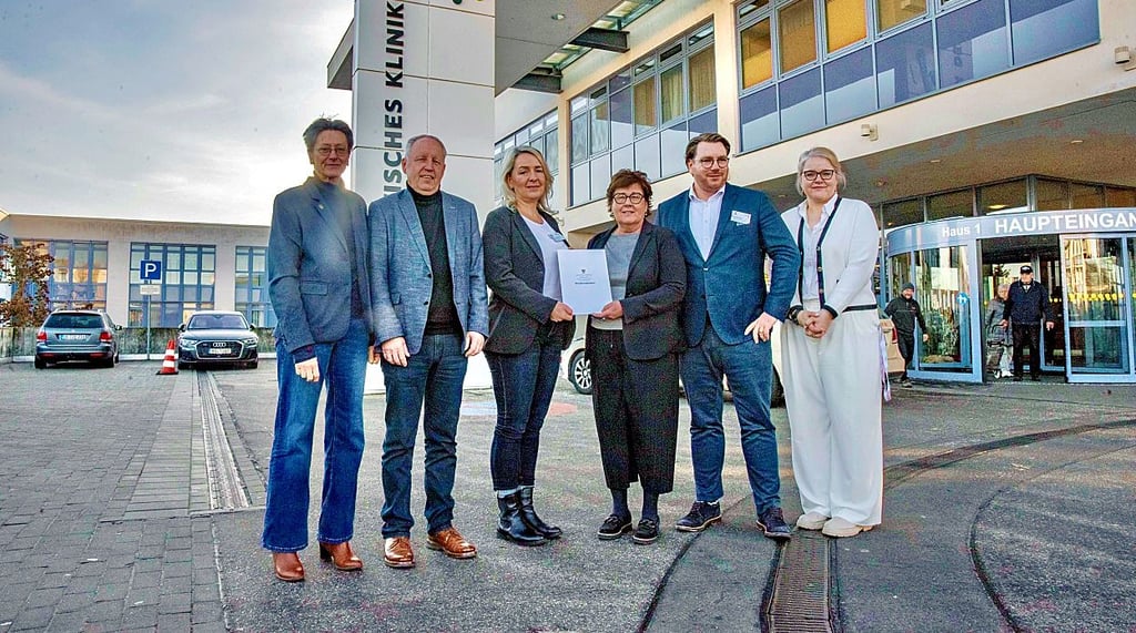 Bescherung vor Weihnachten: Ministerin Petra Grimm-Benne (3.v.r.) hat dem Klinikum einen Bescheid über 14,7 Millionen Euro mitgebracht. 