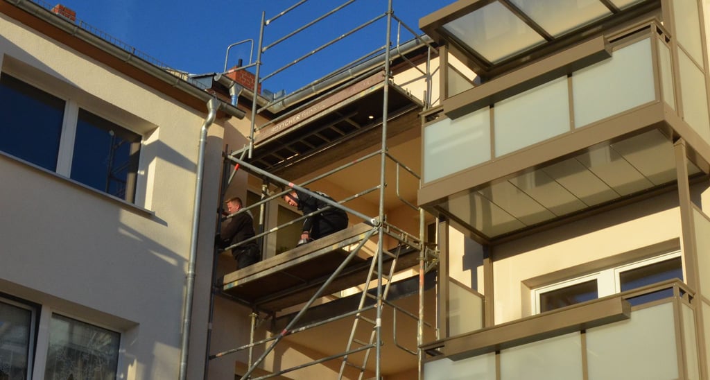 In Hadmersleben sind Handwerker mit den letzten Arbeiten bei Sanierung von Mehrfamilienhäusern der Bewos beschäftigt.