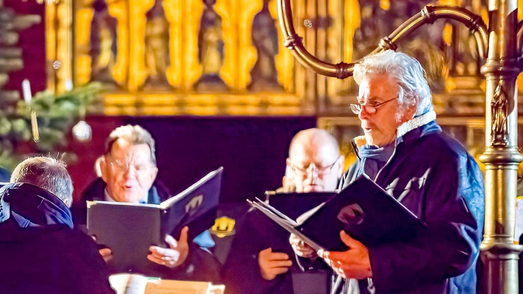 Auftritt in St. Johannis Werben (Elbe) während des Biedermeier-Christmarktes am Sonnabend, 13. Dezember 2025: Rüdiger Haase (rechts) und der Männerchor Seehausen. „Ich war wahnsinnig aufgeregt.“