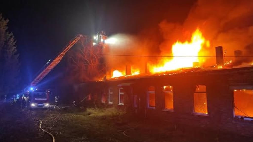 Mehrere Feuerwehren aus Eisleben und Umgebung waren bei dem Großbrand in der vergangenen Woche in Helfta im Einsatz. 