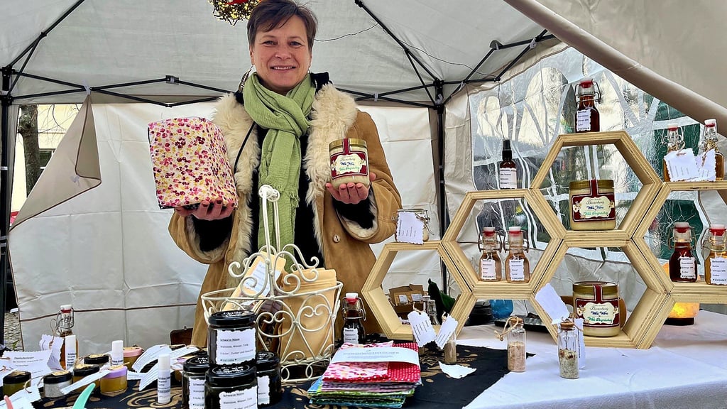 Dana Polta aus Hohenkirchen, dem südlichsten Ort Sachsen-Anhalts, ist auf Märkten mit einem Stand als Kräuterhexe zu finden. Man traf sie in Zeitz beim Kreativ & Allerlei-Markt, wo sie erstmals eine Auswahl ihrer Naturprodukte anbot. 