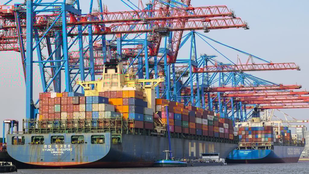 Laut der jüngsten Konjunkturumfrage der IHK Nord hat sich die Stimmung in der norddeutschen Schifffahrt und bei den Werften verbessert, bei der Hafenwirtschaft jedoch leicht eingetrübt. (Archivbild)