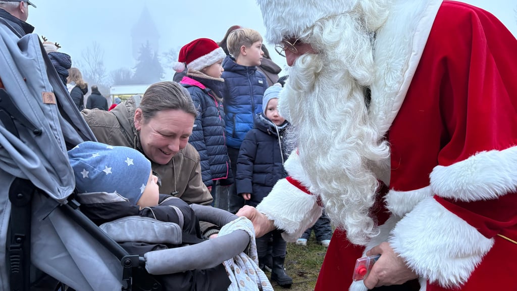 Lennox Elias und Mama Bärbel haben bei der dreitägigen Altstadtweihnacht am Weinberg in Burg den Weihnachtsmann getroffen. Bewohner wünschen sich eine Verlängerung des Weihnachtsangebots.
