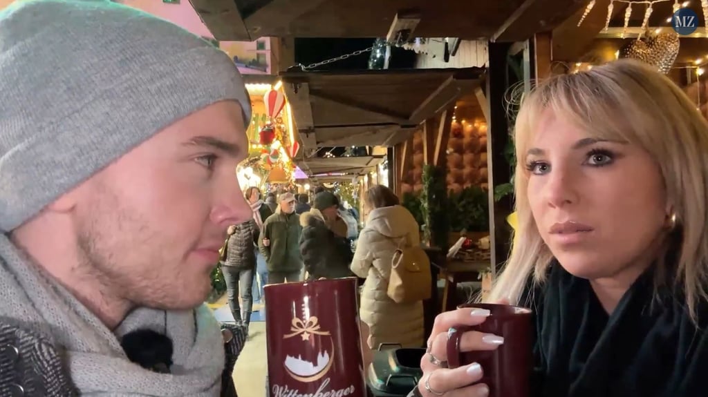 Zu Gast auf dem Wittenberger Weihnachtsmarkt: Reporter Chris Luzio Schönburg und Sängerin Annemarie Eilfeld.