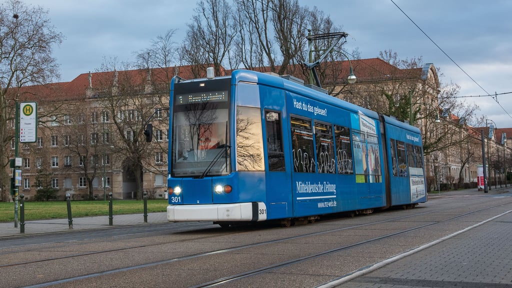 In der Nähe des Friedensplatzes in Dessau kam es zur Kollision zwischen einem VW und der Straßenbahn. 