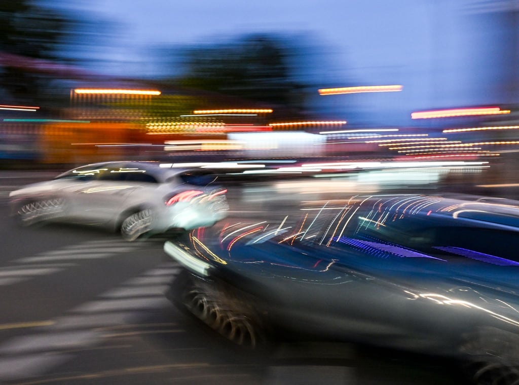 Ältere Fahrer sind gemessen an ihrem Bevölkerungsanteil seltener in Unfälle verstrickt als jüngere. (Symbolbild)