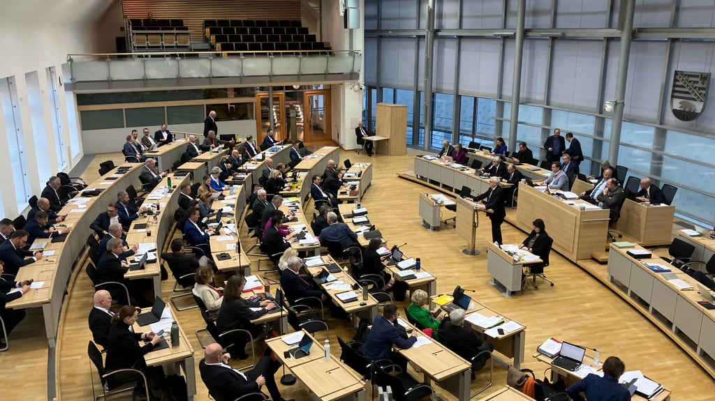 Der Landtag während der Notlagen-Debatte. Für Finanzminister Michael Richter sind die Corona-Folgen noch nicht bewältigt.