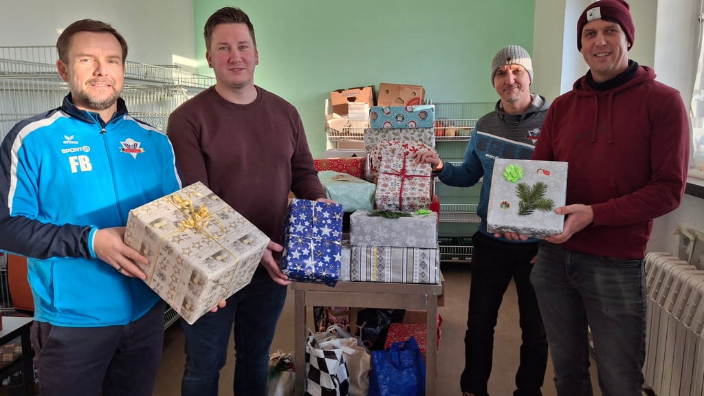 Florian Bortfeldt (v.l., TSV Wefensleben), Tim Teßmann (HSV Haldensleben), Daniel Türke-Reinert (TSV Wefensleben) und Sebastian Penke von der Tafel des Deutschen Roten Kreuzes.
