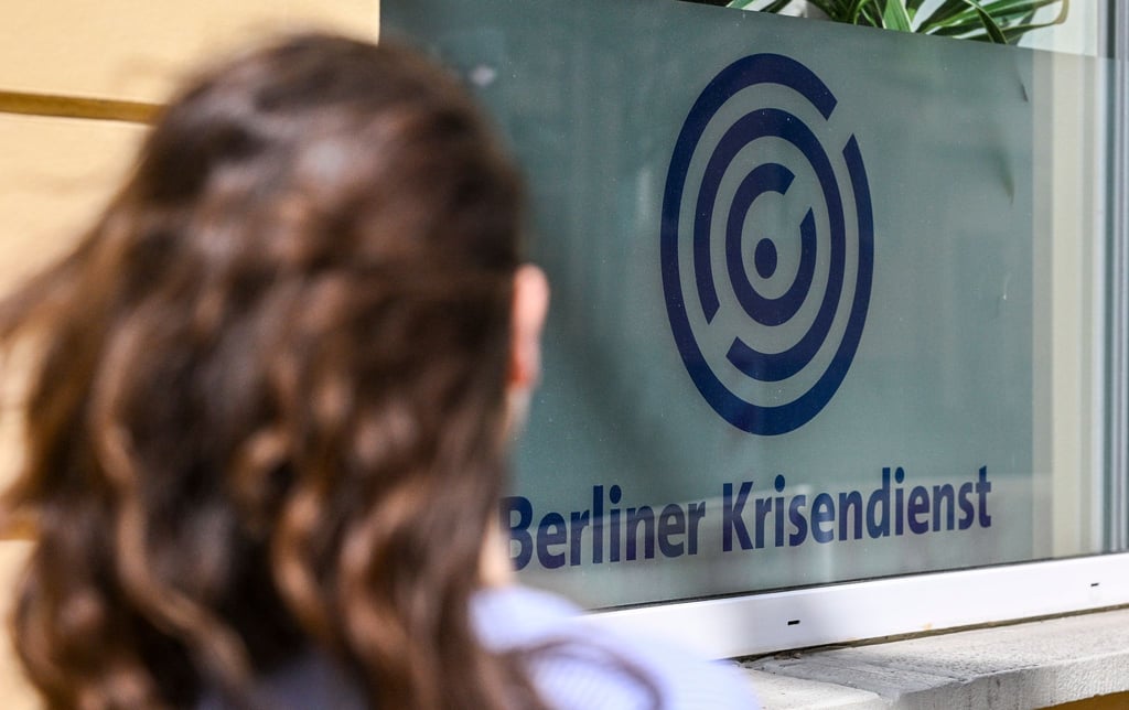 Ziel ist es, Polizisten während schwieriger Einsätze noch enger mit der psychosozialen Krisenhilfe zu verknüpfen. (Symbolbild)