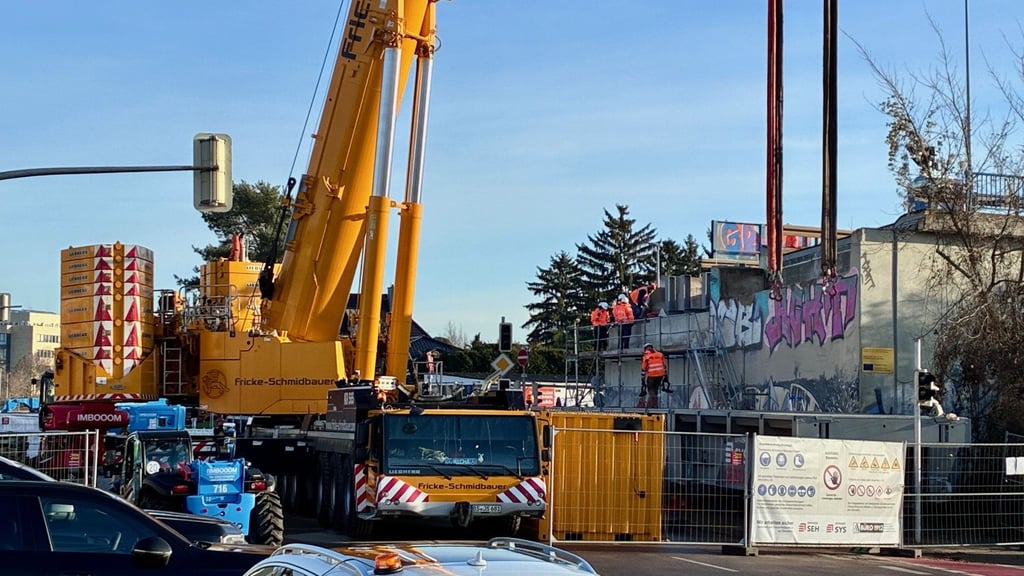 An der Brenneckestraße in Magdeburg laufen die Arbeiten für das Auflegen der ersten Behelfsbrücke des Magdeburger Rings.